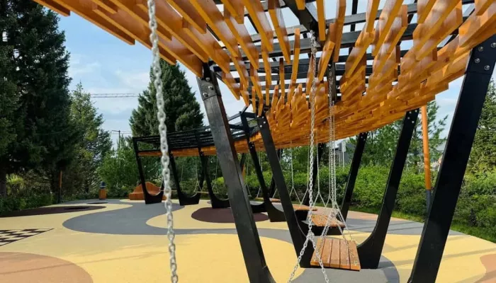В аэропорту Горно-Алтайска открыли детский парк с качелями и батутом