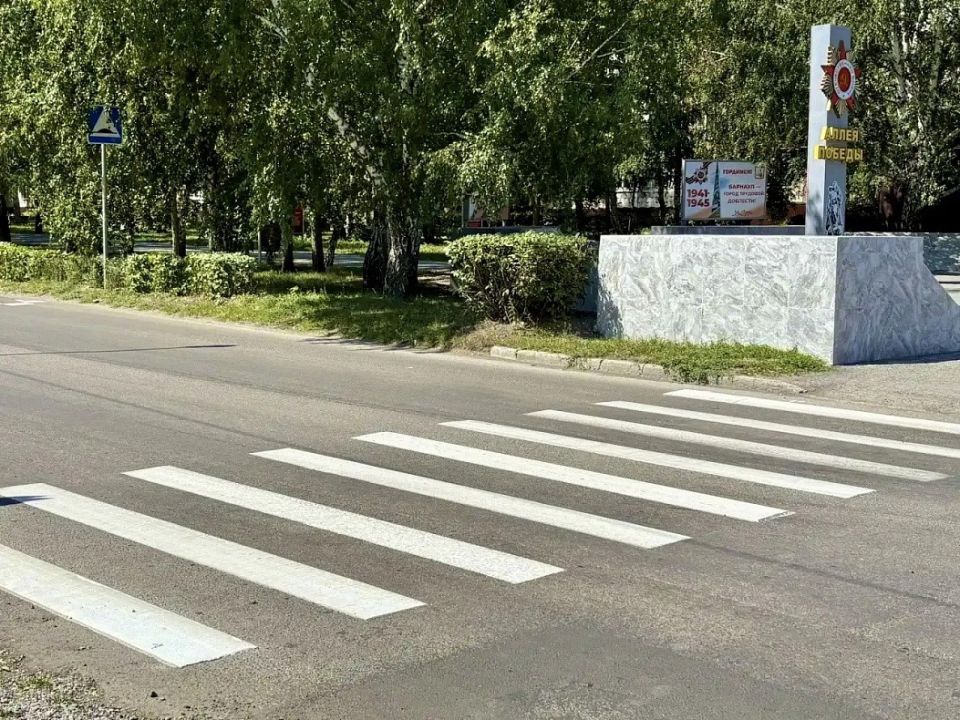 На дорогах Барнаула продолжают наносить дорожную разметку