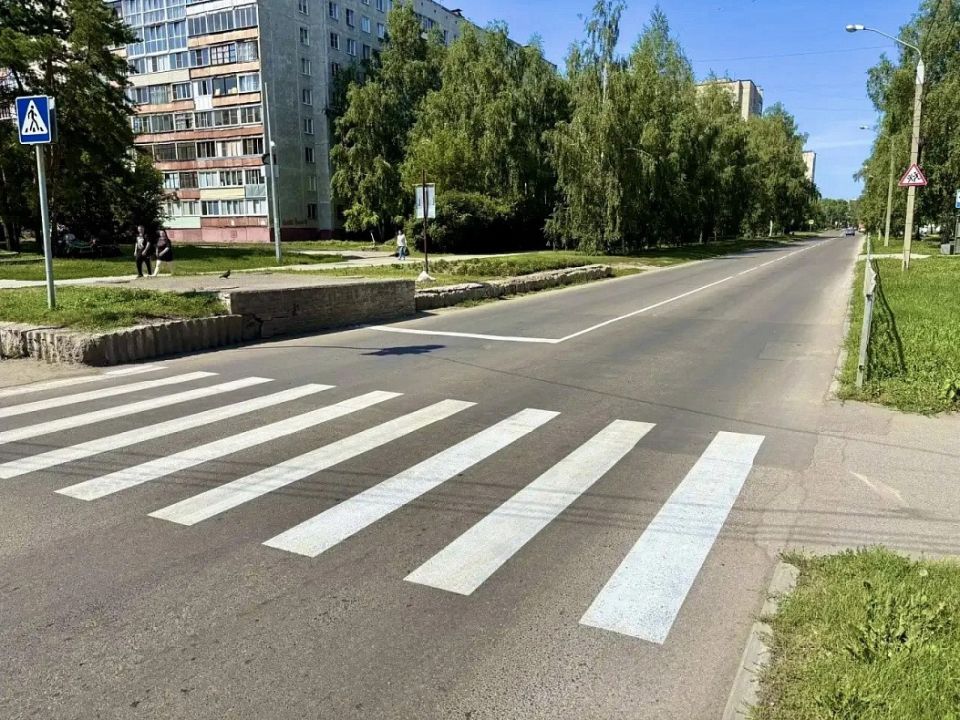 На дорогах Барнаула продолжают наносить дорожную разметку