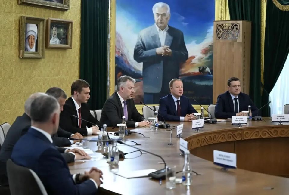 Встреча президента Киргизии Садыра Жапарова с главами российских регионов
