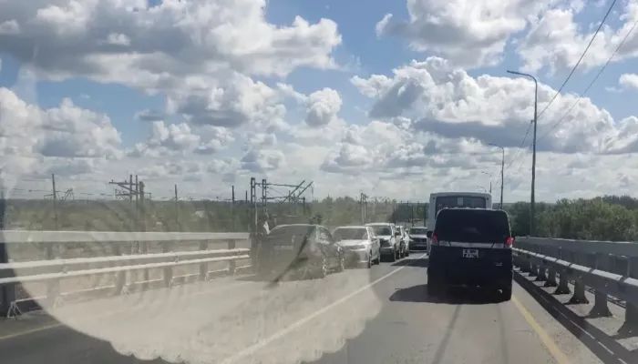 Большая пробка скопилась из-за ДТП на Старом мосту в Барнауле