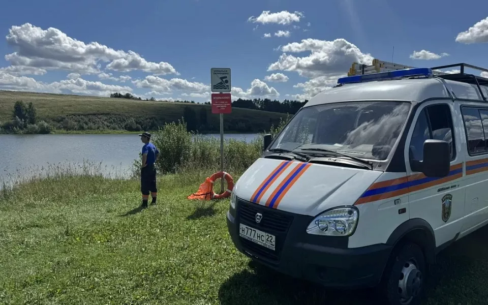 Спасатели напомнили купальщикам о правилах безопасности на барнаульских пляжах