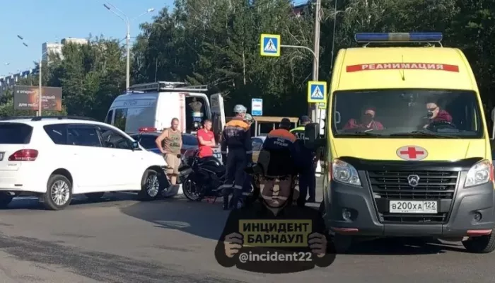 На Павловском тракте в Барнауле мотоцикл попал в аварию