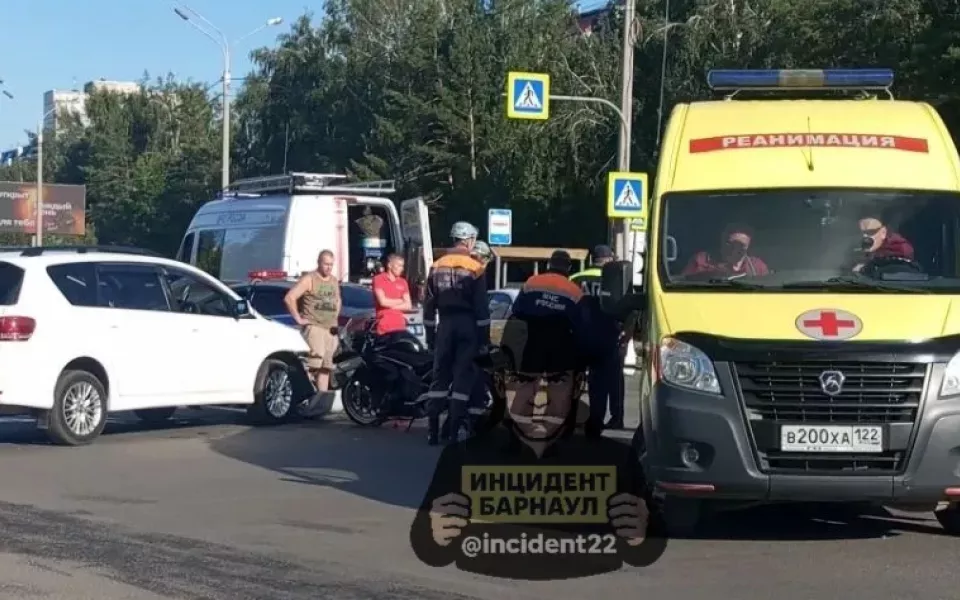 На Павловском тракте в Барнауле мотоцикл попал в аварию