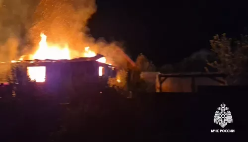 В Горно-Алтайске сгорели дом, гараж и надворные постройки