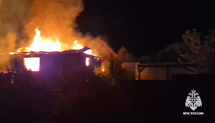 В Горно-Алтайске сгорели дом, гараж и надворные постройки