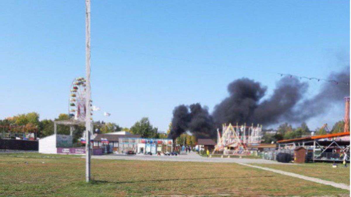 Аттракцион загорелся в парке "Арлекино" в Барнауле