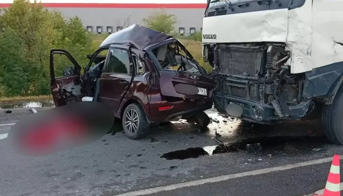 19-летний водитель Lada погиб в ДТП с грузовиком под Самарой