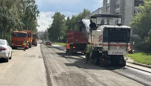 На улицах Шукшина и Алексеевой в Барнауле ремонтируют дороги. Фото