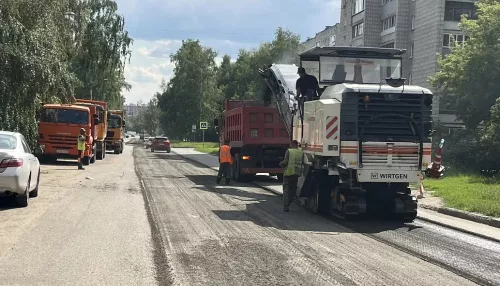 На улицах Шукшина и Алексеевой в Барнауле ремонтируют дороги. Фото