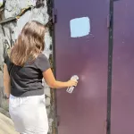 В Барнауле волонтеры и специалисты администрации закрасили опасную рекламу