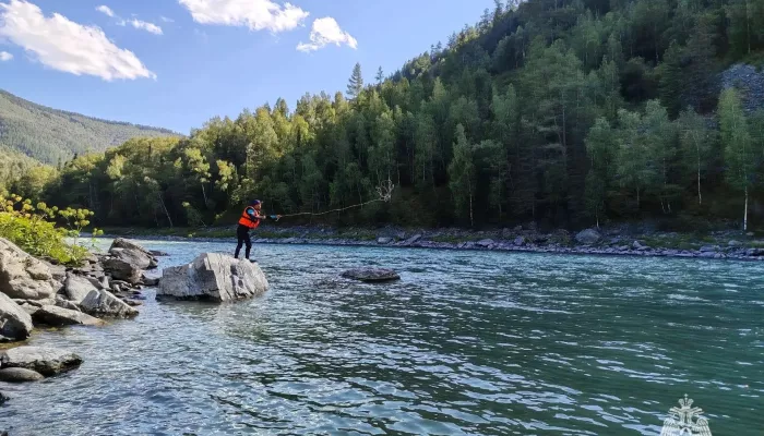 Тело мужчины, выпавшего из лодки в Катунь, нашли в Республике Алтай