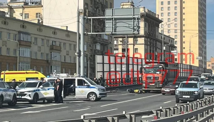 Самосвал сбил мотоблогершу в Москве: женщина погибла. Фото