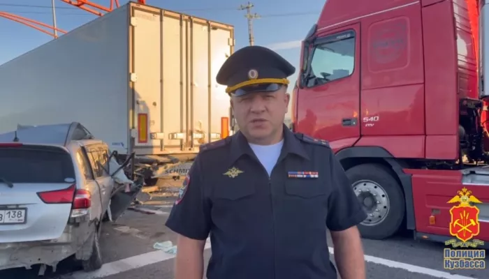 Легковушка врезалась в грузовик на обочине: два человека погибли