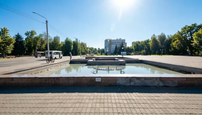 В Барнауле очищают городские фонтаны: почему в них опасно купаться