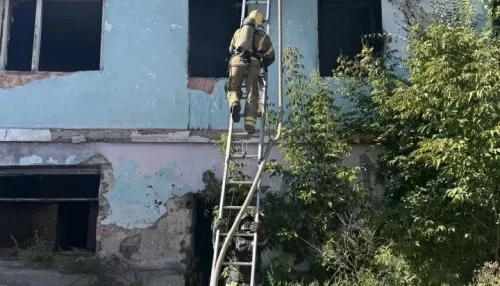 Заброшенное здание загорелось на проспекте Ленина в Барнауле