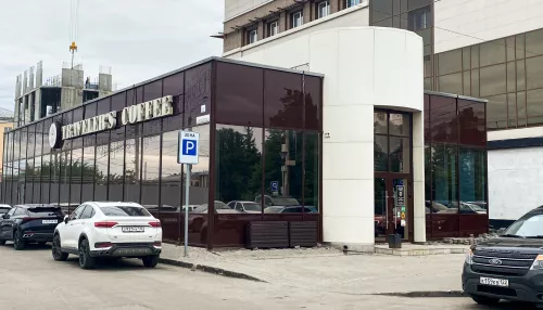 В хозяйстве пригодился. Павильон кофейни от ЦУМа перевозят к ТРЦ Galaxy