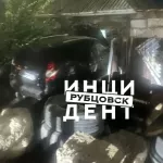 Рубцовский водитель влетел в ограждение и стену дома