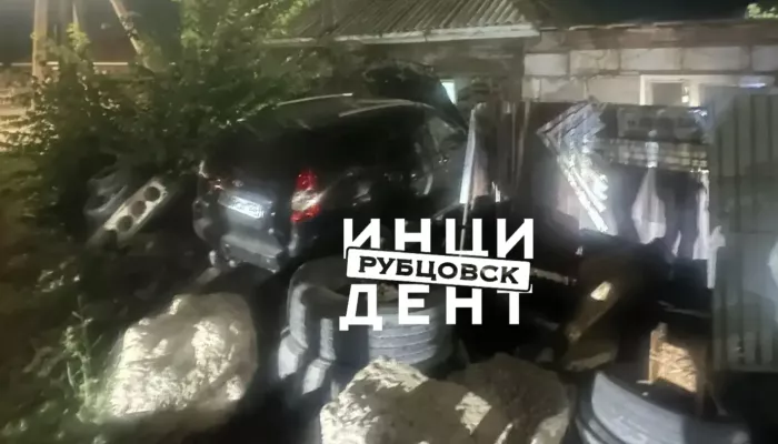 Рубцовский водитель влетел в ограждение и стену дома