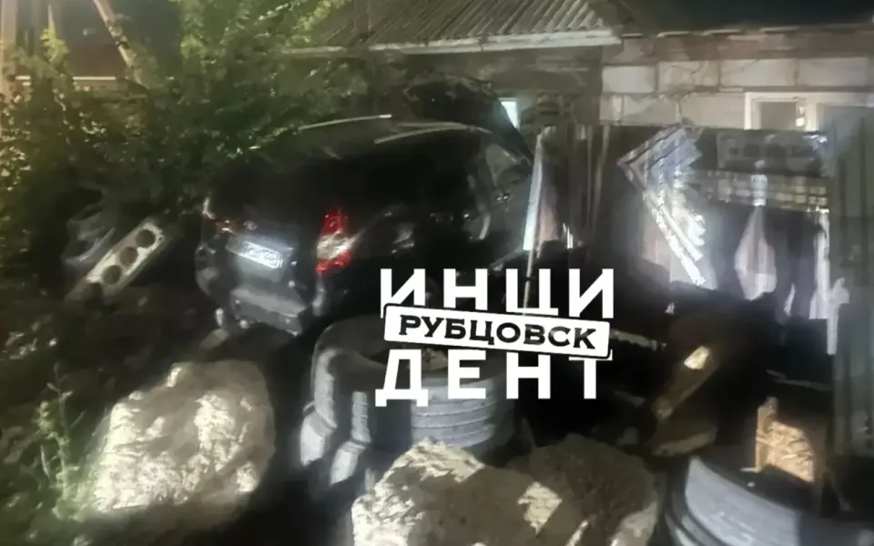 Рубцовский водитель влетел в ограждение и стену дома