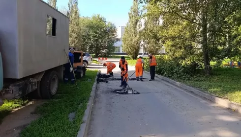 Дорожные бригады Барнаула приступили к ремонтам на Попова, Приречной и Юрина