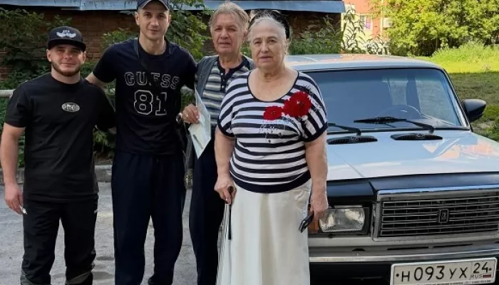 Пенсионер пытался спасти сгоревшую четверку: сибирские блогеры купили ему новую
