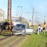 Водителя Ford Fusion госпитализировали после ДТП с трамваем в Барнауле