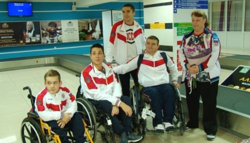 Девять медалей и три рекорда: алтайский паралимпиец Роман Жданов вернулся домой