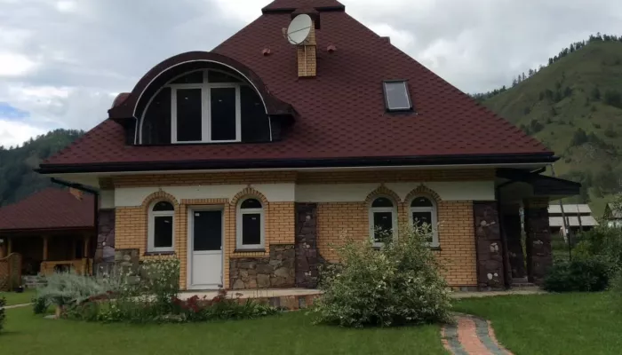 Усадьбу с конюшней и двухэтажным гаражом продают в Горном Алтае за 45 млн рублей