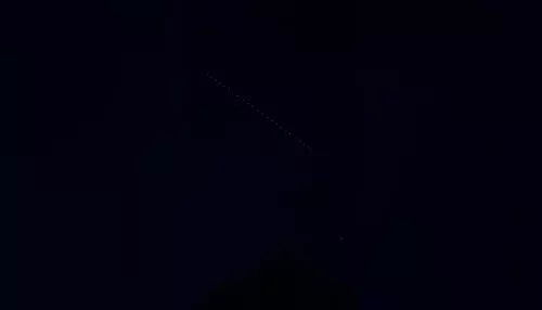 Поезд из фонариков засняли в небе над Горно-Алтайском. Видео