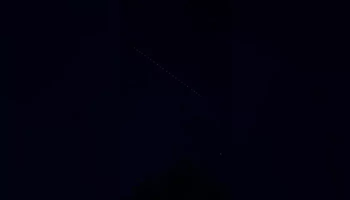 Поезд из фонариков засняли в небе над Горно-Алтайском. Видео