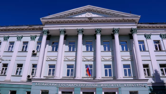 Колонны, барельефы, сколы: как выглядит здание АГИКа в Барнауле перед ремонтом. Фото