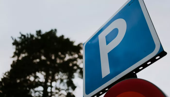 В Госдуме призвали заменить латинскую букву P на знаках парковки