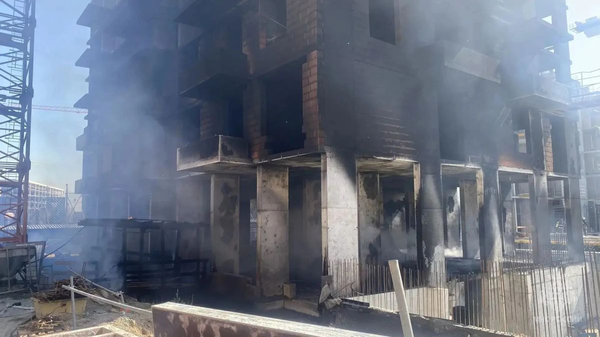 Пожар в строящемся доме в Омске