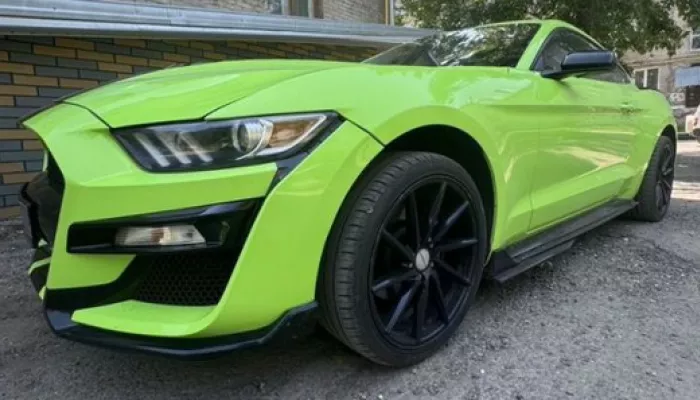 305 лошадинных сил: Ford Mustang шестого поколения продают в Барнауле. Фото легенды