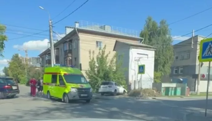 В центре Барнаула в результате ДТП авто вылетело на тротуар