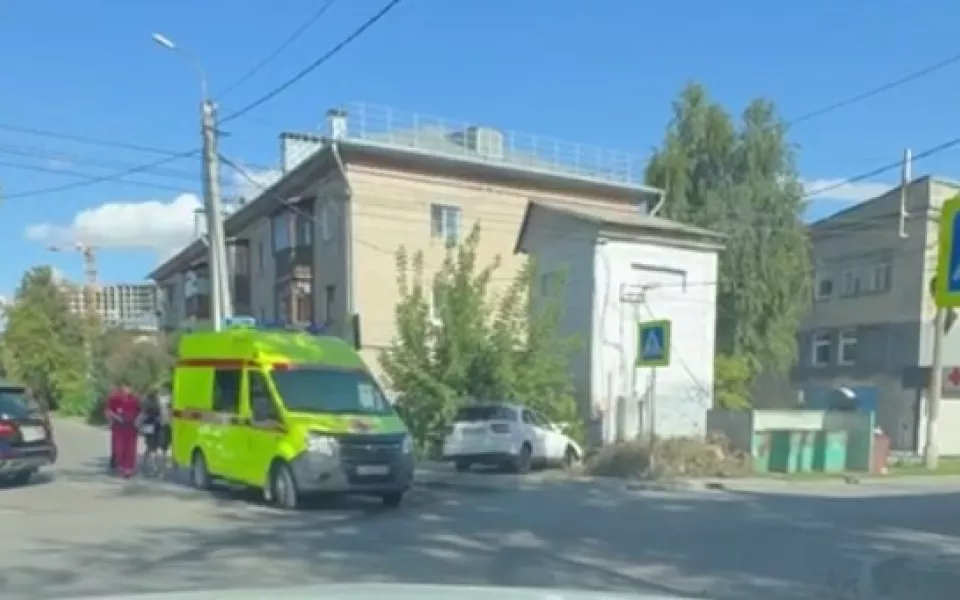 В ДТП с двумя иномарками в центре Барнаула пострадала девушка