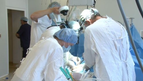 Врач из Астрахани помог алтайским коллегам провести сложную операцию на сердце