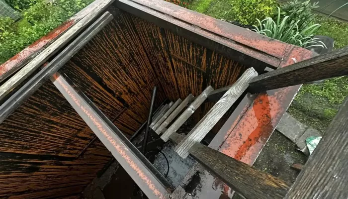 Двухлетний мальчик утонул в баке во время отдыха на даче