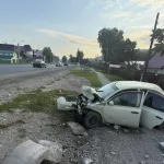 Пьяный водитель Nissan влетела в бетонное ограждение в Горном Алтае: двое пострадали