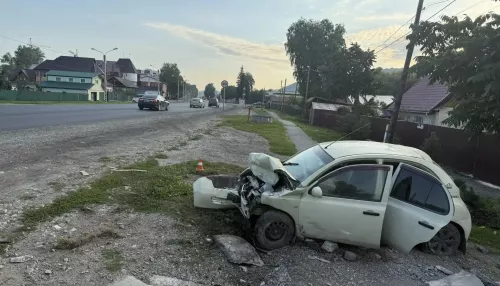 Пьяный водитель Nissan влетела в бетонное ограждение в Горном Алтае: двое пострадали