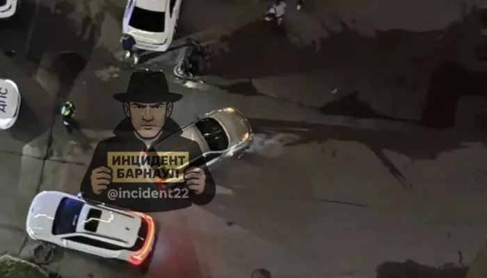 Соцсети: в Барнауле избили водителя авто, в которое врезался подросток на мопеде