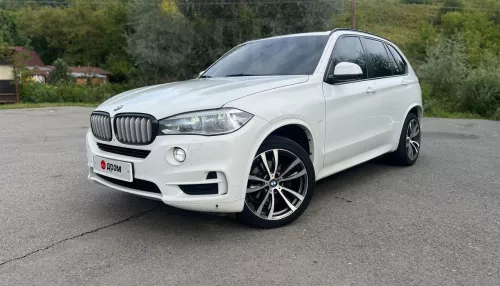 Белоснежный BMW с проекцией и ломающимися сиденьями продают в Горном Алтае. Фото