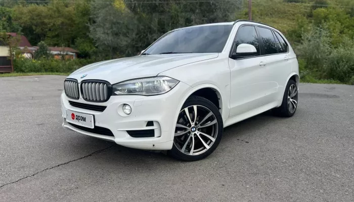 Белоснежный BMW с проекцией и ломающимися сиденьями продают в Горном Алтае. Фото