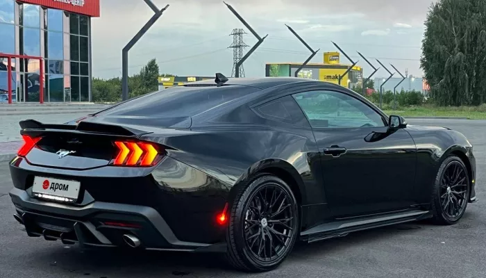 Привезенный из Америки Ford Mustang со звездным небом продают в Барнауле. Фото