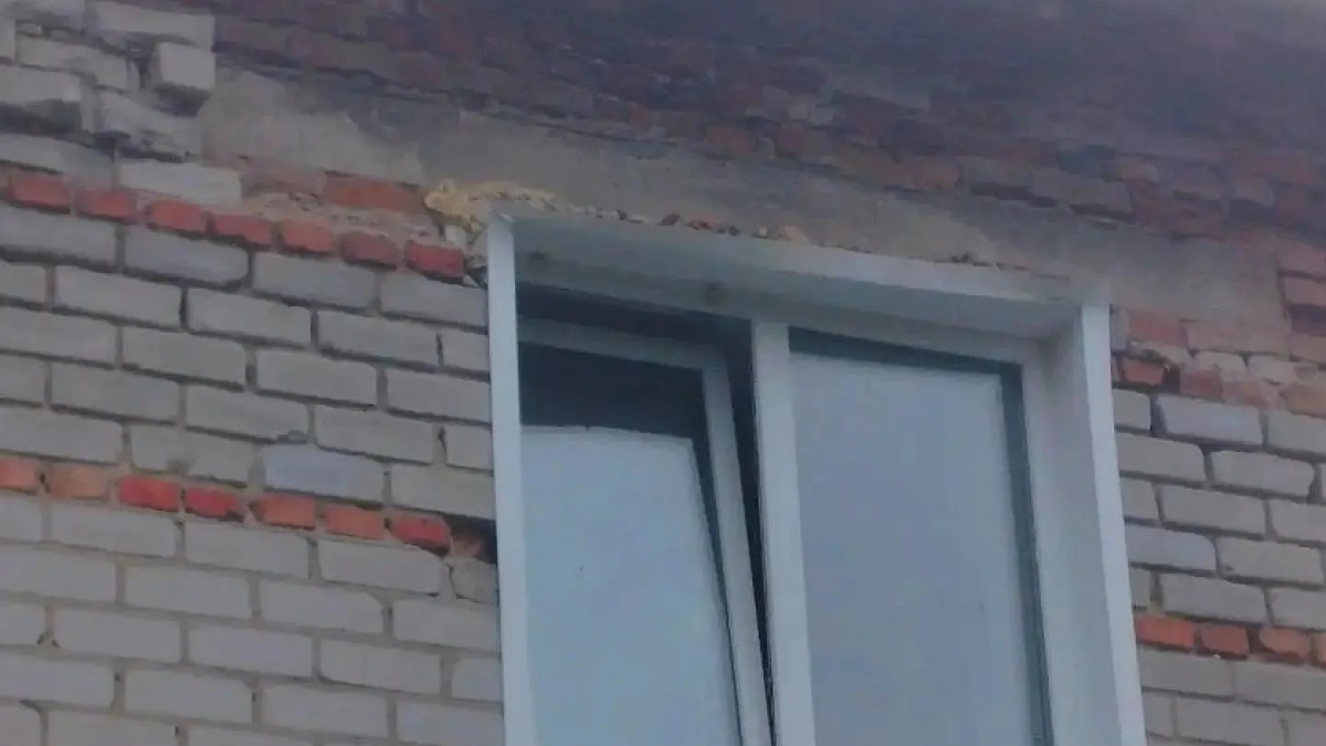 Разрушение стены дома