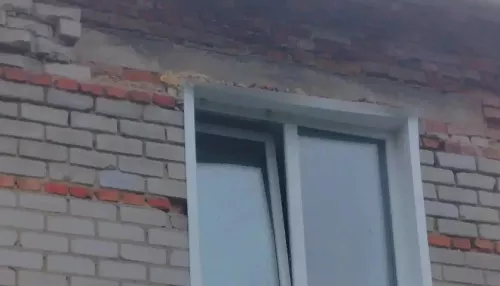 Режим повышенной готовности ввели на территории разрушающегося дома в Рубцовске