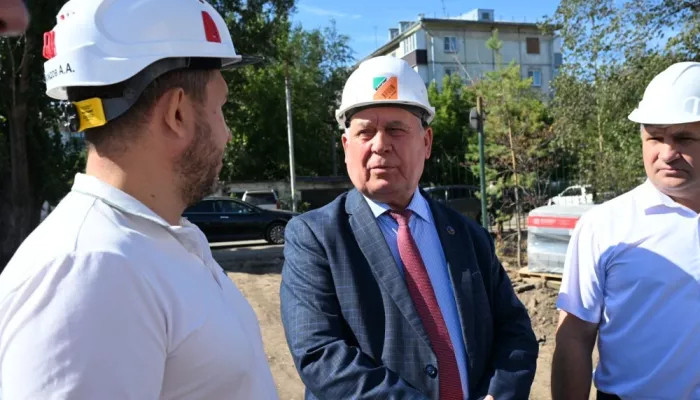 Спикер АКЗС Александр Романенко проконтролировал капремонт лицея №6 в Рубцовске