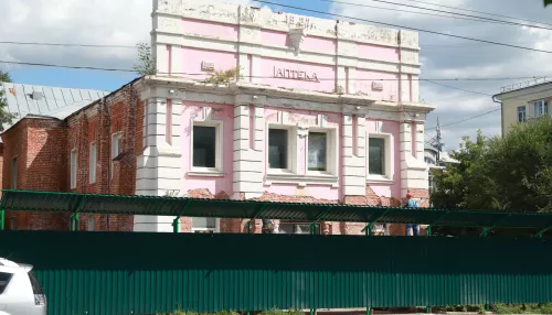 Реставрация святыни: в центре Барнаула огородили для восстановления старинный костел