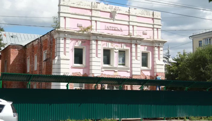 Реставрация святыни: в центре Барнаула огородили для восстановления старинный костел